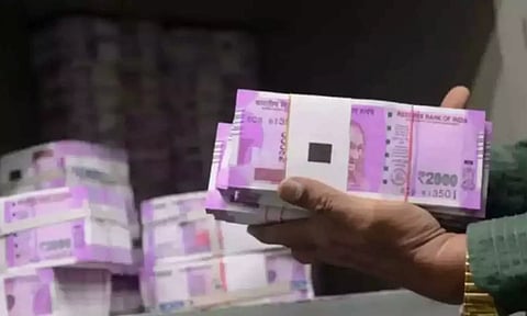 திரும்ப பெறும் என்று அறிவிக்கப்பட்ட ரூ.2,000 நோட்டுகள் வங்கிகளில் அதிக அளவில் டெபாசிட்