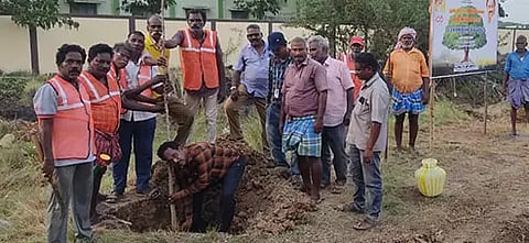 கலைஞரின் நூற்றாண்டு விழா- பொன்னேரி நெடுஞ்சாலை அருகே 500 மரக்கன்றுகள் நடப்பட்டன