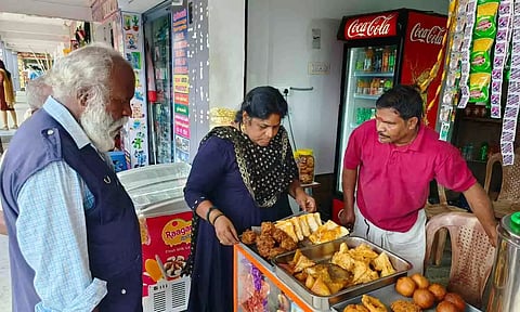 &nbsp;திருப்பூர் மாவட்ட உணவு பாதுகாப்பு நியமன அதிகாரி விஜயலலிதாம்பிகை தலைமையில் உணவு கடைகளில் ஆய்வு மேற்கொண்ட காட்சி.
