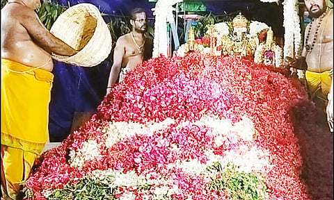 நாகலாபுரம் வேத நாராயணசாமி கோவிலில் புஷ்ப யாகம்