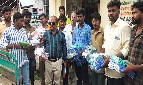 டவுன் கடைகளில் சுகாதார அலுவலர் இளங்கோ தலைமையில் பிளாஸ்டிக் பைகள் பறிமுதல் செய்யப்பட்டது.&nbsp;