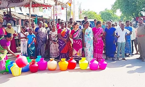 பெரியாம்பட்டி பேருந்து நிலையம் முன்பு சாலைமறியல் போராட்டத்தில் ஈடுபட்ட பெண்களை படத்தில் காணலாம்.