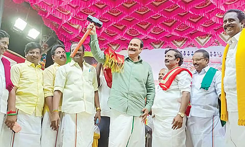 பொதுக்கூட்டத்தில் டாக்டர் அன்புமணி ராமதாஸ் எம்.பி.க்கு பிரமாண்ட சுத்தியல் வழங்கப்பட்டது.