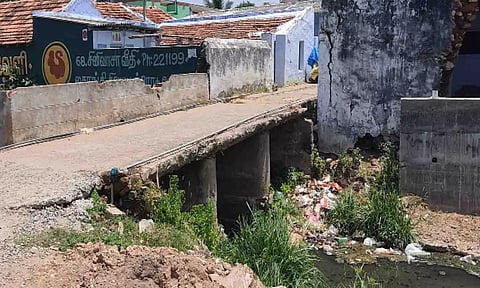 தங்கம்மாள் ஓடையில் கட்டப்பட்ட தரைமட்ட பாலம் சேதம் அடைந்ததுள்ளதை படத்தில் காணலாம்.&nbsp;