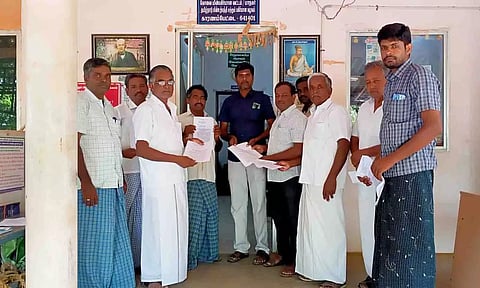 &nbsp;அபராத கட்டணத்தை ரத்து செய்யக்கோரி விசைத்தறியாளர்கள் மனு அளித்த போது எடுத்த படம்.