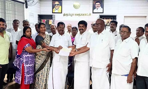 காசோலையை மேயர் தினேஷ்குமாரிடம் வழங்கிய காட்சி.