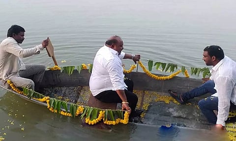 ஆற்றில் திடீரென படகு கவிழ்ந்ததில் நூலிழையில் உயிர்தப்பிய அமைச்சர்