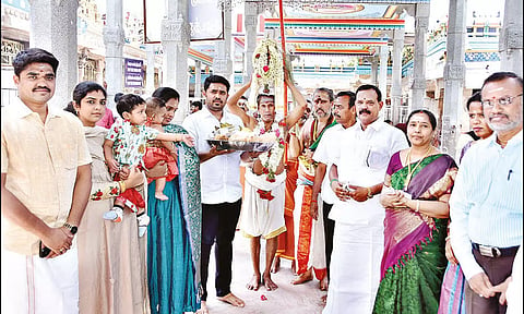 உள்பிரகாரத்தில் கலச புறப்பாடு நடைபெற்றபோது எடுத்த படம்.
