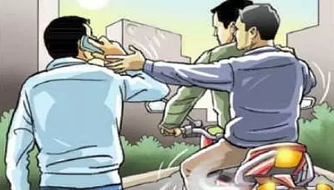 மரக்காணம் அருகே  தனியார் ஊழியரிடம் செல்போன் பறிப்பு