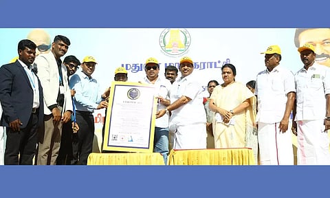 சாதனை புத்தகத்தில் இடம் பெற்றதற்கான சான்றிதழ் அமைச்சர் பழனிவேல் தியாகராஜனிடம் வழங்கப்பட்டது.&nbsp;