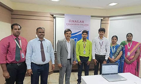 மயிலம் கல்வி குழுமத்தின் தலைவர் மற்றும் மேலான் இயக்குனர்   தனசேகரன், துணைத்தலைவர் சுகுமாறன், செயலாளர் டாக்டர். நாராயணசாமி கேசவன் ஆகியோர் கலந்து கொண்டு மாணவர்களை பாராட்டிய காட்சி.
