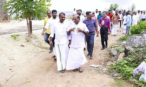 புதுவை மீன் வளத்துறை அமைச்சர் லட்சுமிநாராயணன் தலைமையில் மாகி துறைமுக பகுதியை ஆய்வு செய்த காட்சி.