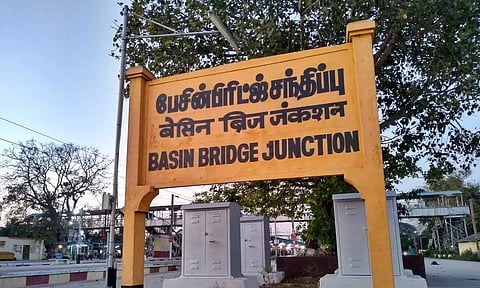 சென்னையில் மின்சார ரெயில் தடம்புரண்டது