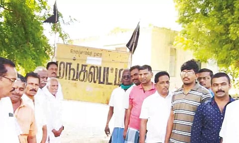 விவசாயிகள்  பொது இடங்களில் கருப்பு கொடி கட்டி போராட்டத்தில் ஈடுபட்ட காட்சி.