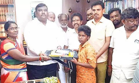 &nbsp;இலவச நோட்டுப்புத்தகம் வழங்கிய காட்சி.