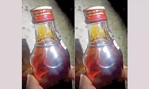 டாஸ்மாக் கடையில் வாங்கிய மது பாட்டிலில் பூரான்- குடிமகன் அதிர்ச்சி