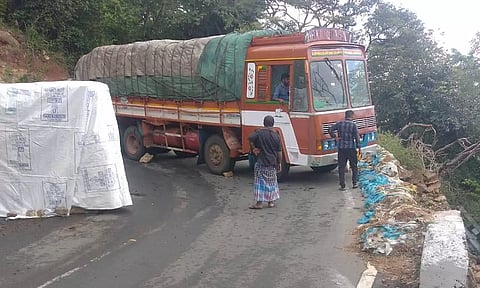 பர்கூர் சாலையில் லாரி கவிழ்ந்து விபத்து: தமிழகம்-கர்நாடகா இடையே 10 மணி நேரம் போக்குவரத்து பாதிப்பு