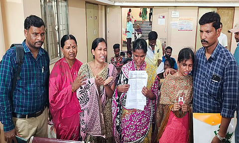 கடலூர் கலெக்டர் அலுவலகத்தில் வெளிநாட்டில் இறந்த கணவர் உடலை மீட்டு தர கோரி மனைவி மற்றும் குடும்பத்தினர் அதிகாரியிடம் கண்ணீர் மல்க மனு அளித்த காட்சி. உடன் வந்த மகள் அதிர்ச்சியில் திடீர் மயக்கம்.
