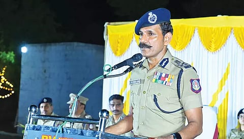 மேட்டூரில் உள்ள காவலர் பயிற்சி பள்ளியில் பயிற்சி காவலர்களுடன் டி.ஜி.பி. சைலேந்திரபாபு கலந்துரையாடிய போது எடுத்த படம்.&nbsp;