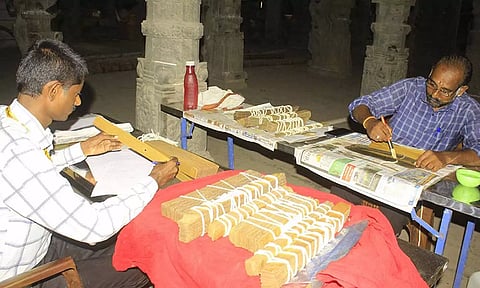 கண்டுபிடிக்கப்பட்ட ஓலைச்சுவடிகளை அதிகாரிகள் ஆய்வு செய்த காட்சி.&nbsp;