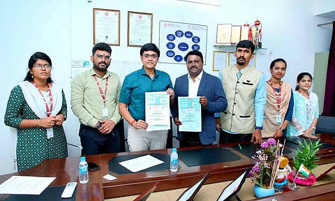புரிந்துணர்வு ஒப்பந்தத்தில்&nbsp; கையெழுத்திட்ட காட்சி.