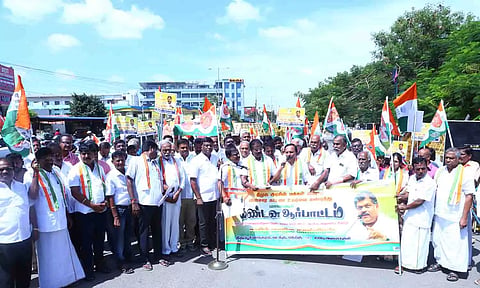மின் கட்டண உயர்வை கண்டித்து திருப்பூர் கலெக்டர் அலுவலகம்  முன்பாக தமிழ் மாநில காங்கிரஸ் கட்சியினர் ஆர்ப்பாட்டத்தில் ஈடுபட்டனர். அதில்  பங்கேற்றவர்களை படத்தில் காணலாம்.&nbsp; &nbsp;