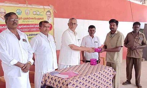 கோவை  எம்.பி,  பி.ஆர்.நடராஜன் தூய்மை பணியாளர்களுக்கு பரிசு  வழங்கிய காட்சி.