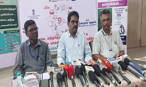 கள்ளக்குறிச்சியில்  மத்திய மக்கள் தொடர்பகத்தின் கூடுதல் தலைமை இயக்குனர் அண்ணாதுரை நிருபர்களுக்கு பேட்டியளித்த காட்சி.