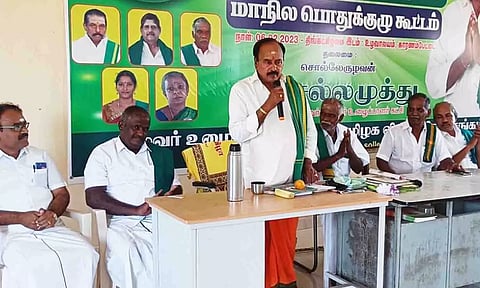 ஆலோசனைக் கூட்டத்தில் உழவர் உழைப்பாளர் கட்சித் தலைவர் செல்லமுத்து பேசிய காட்சி.