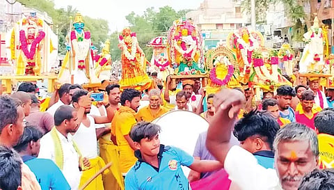 வாழப்பாடி அக்ரஹாரத்தில் இருந்து சுவாமி  சிலைகளை தோளில் சுமந்தபடி விருந்துக்கு அழைத்து சென்ற மன்னாயக்கன்பட்டி கிராம மக்கள்.