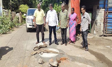 கடலூரில் பாதாள சாக்கடை மூடி சீரமைக்கும் பணியை துணை மேயர் தாமரைச்செல்வன் நேரில் ஆய்வு செய்தார். 
