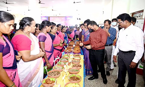 &nbsp;கள்ளக்குறிச்சியில் நடைபெற்ற புகைப்பட கண்காட்சியில் அமைக்கப்பட்டிருந்த அரங்குகளை மாவட்ட கலெக்டர் ஷ்ரவன் குமார் பார்வையிட்டார்.
