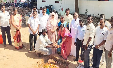 கடலூரில் வடிகால் வாய்க்கால் அமைக்கும் பணியினை  மேயர் சுந்தரி ராஜா அடிக்கல் நாட்டி தொடங்கி வைத்தார். அருகில் ஆணையாளர் கிருஷ்ணமூர்த்தி உள்ளார்.&nbsp;