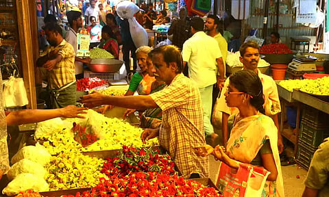 காட்டன் மார்க்கெட்டில் பூக்கடைகள் செயல்படுவதையும், அறிவிப்பு பலகை வைக்கப்பட்டுள்ளதையும் படத்தில் காணலாம்.&nbsp;&nbsp;