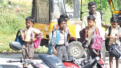 முதல் நாளான இன்று சேலம் 4 ரோடு பகுதியில் உள்ள பள்ளிக்கு மாணவர்கள்  உற்சாகமாக வந்த காட்சி.