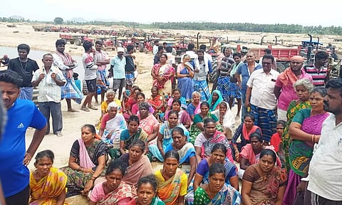 மணல் குவாரியில் தர்ணா போராட்டத்தில் பொதுமக்கள் ஈடுபட்ட காட்சி.&nbsp;