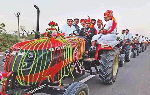 திருமணத்தின்போது 51 டிராக்டர்களுடன் ஊர்வலம் வந்து ஆச்சரியப்படுத்திய மணமகன்- வைரலாகும் வீடியோ