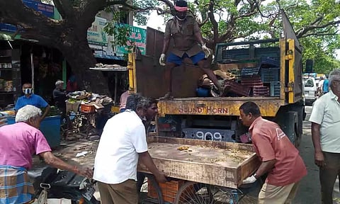 தள்ளுவண்டிகளை அதிகாரிகள் அகற்றிய காட்சி.