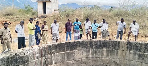 தண்ணீர் கிடைக்கும்  கிணற்றை பேரூராட்சிமன்ற தலைவர் கோமதிசங்கரி சுந்தரவடிவேலு, துணைத் தலைவர் லட்சுமிராமன், செயல் அலுவலர் வெங்கடகோபு, கவுன்சிலர்கள்  ஆய்வு செய்த காட்சி.