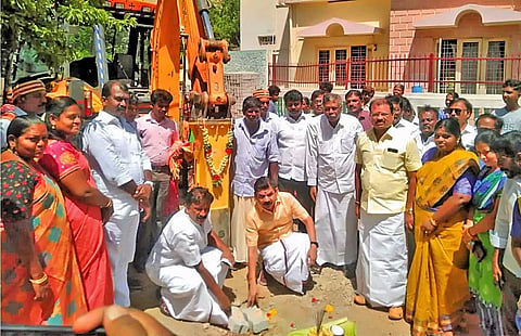 சாலை அமைக்கும் பணியை முன்னாள் மத்திய மந்திரி தனுஷ்கோடி ஆதித்தன்,  அப்துல் வகாப் எம்.எல்.ஏ., மேயர் சரவணன், துணை மேயர் ராஜு ஆகியோர்  தொடங்கி வைத்தனர்.