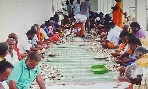 ஊழியர்கள் மற்றும் பக்தர்கள் உண்டியல் காணிக்கை எண்ணும் பணியில் ஈடுபட்ட காட்சி.