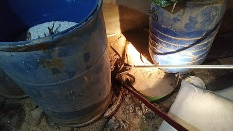 &nbsp;நல்ல பாம்பு உயிருடன் மீட்பதை படத்தில் காணலாம்.