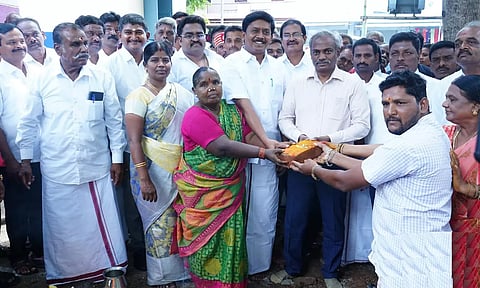 சு.பள்ளிப்பட்டு ஊராட்சியில் ரூ. 43 லட்சத்தில் கழிவுநீர் கால்வாய் அமைக்கும் பணியை கலெக்டர் பாஸ்கர பாண்டியன், நல்லதம்பி எம்.எல்.ஏ. தொடங்கி வைத்த போது எடுத்த படம்.