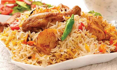 1 ரூபாய் பிரியாணி வாங்க அலை மோதிய கூட்டம்- மோதல் ஏற்பட்டதால் போலீசார் ஓட்டலை மூடினர்