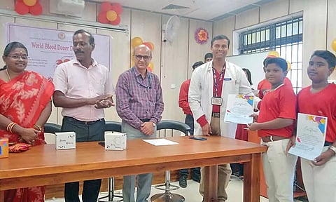 வெற்றி பெற்ற அணிகளுக்கு பரிசு வழங்கிய காட்சி.