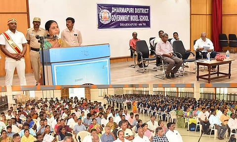 &nbsp;தருமபுரி மாவட்ட அரசு மாதிரிப் பள்ளியில் 11-ம் வகுப்பு மாணவர்களின் சேர்க்கைக்கான கலந்தாய்வுக் கூட்டம் மாவட்ட கலெக்டர் சாந்தி தலைமையில் நடைபெற்றது.&nbsp;