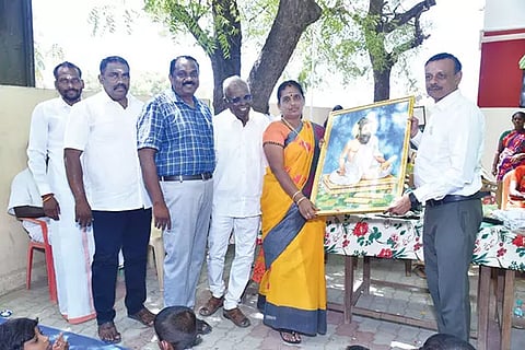 ஆழ்வை வட்டார வளர்ச்சி அதிகாரி நாகராஜன்,  திருவள்ளுவர் உருவபடத்தை திறந்து வைத்த காட்சி.
