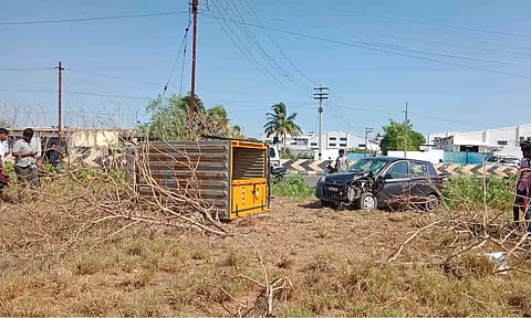 வேனும், காரும் காலி இடத்தில் விழுந்த காட்சி.