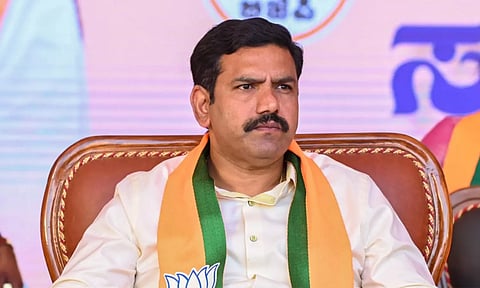 வாக்குறுதிகளை நிறைவேற்ற முடியாமல் தவிக்கும் காங்கிரஸ்: விஜயேந்திரா கிண்டல்