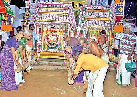 விழாவில் சப்பரபவனியை சாகுபுரம் டி.சி.டபிள்யூ. நிறுவன மூத்த செயல் உதவி தலைவர் சீனிவாசன் தொடங்கி வைத்த போது எடுத்த படம்.